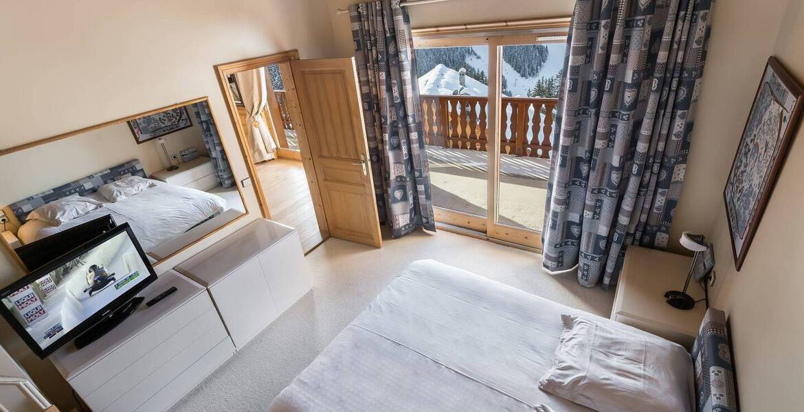 With 5 bedrooms on both levels, this Apartment for rental 