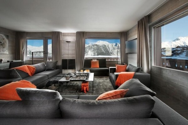 Ski-in/Ski-out Apartment in Courchevel 1850