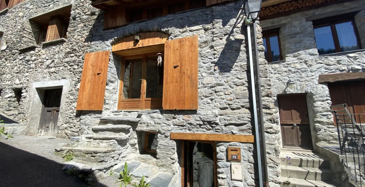 Courchevel / Les 3 Vallées. Charming south facing village ho