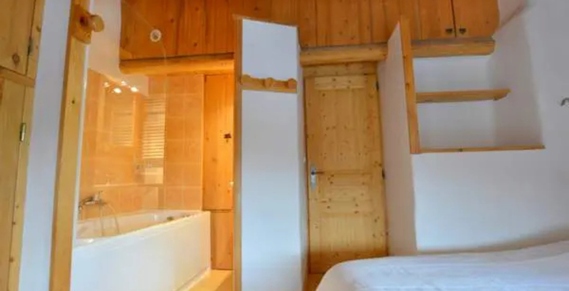 Courchevel / Les 3 Vallées. Charming south facing village ho