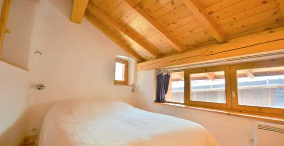 Courchevel / Les 3 Vallées. Charming south facing village ho