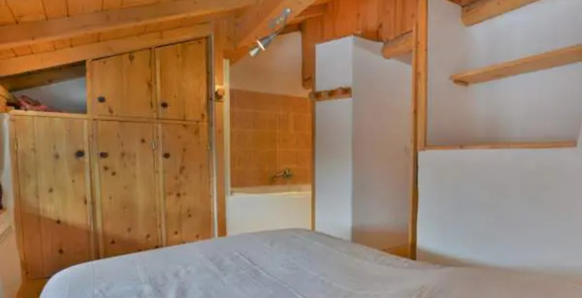 Courchevel / Les 3 Vallées. Charming south facing village ho