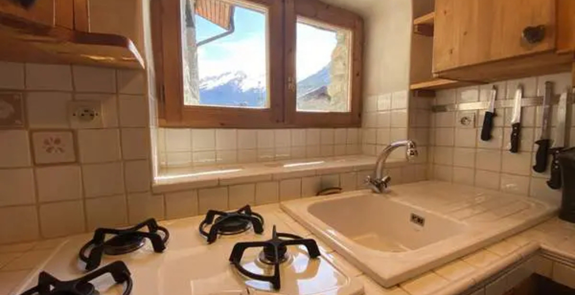 Courchevel / Les 3 Vallées. Charming south facing village ho