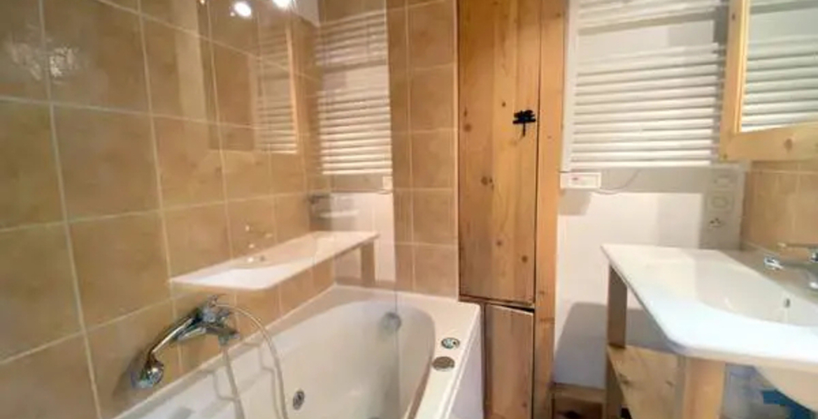 Courchevel / Les 3 Vallées. Charming south facing village ho