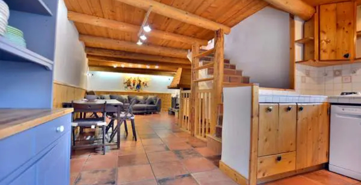 Courchevel / Les 3 Vallées. Charming south facing village ho