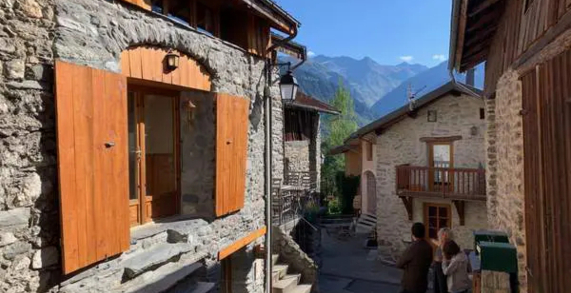 Courchevel / Les 3 Vallées. Charming south facing village ho