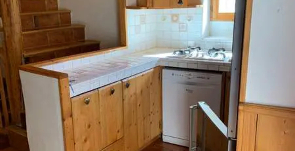 Courchevel / Les 3 Vallées. Charming south facing village ho
