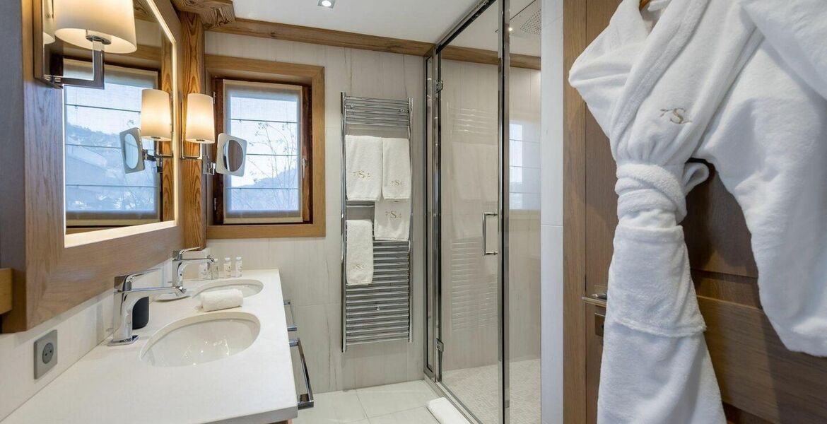 Chalet of about 575m² with lift and has 6 bedrooms for 12 