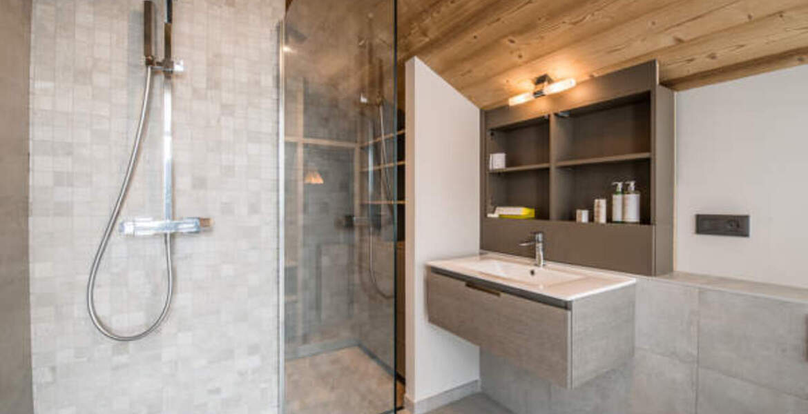 Le chalet est niché en plein cœur de Courchevel 1550. Ce que