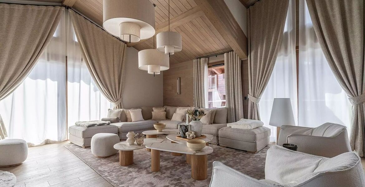 Luxury Mountain View Retreat with Spa and Ski Room